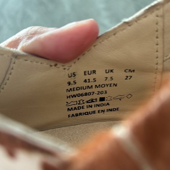 Hush Puppies cowhide / cow print western bootie / "Sienna shootie" sz 9.5M - Picture 4 of 4